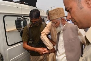 بزرگ کشمیری رہنما سید علی گیلانی کو گرفتار کیا جا رہا ہے